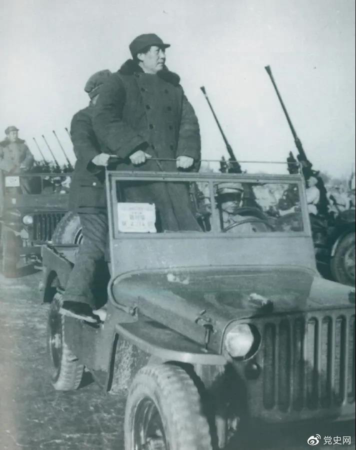 1949年3月25日，毛澤東在北平西苑機(jī)場(chǎng)檢閱部隊(duì)。