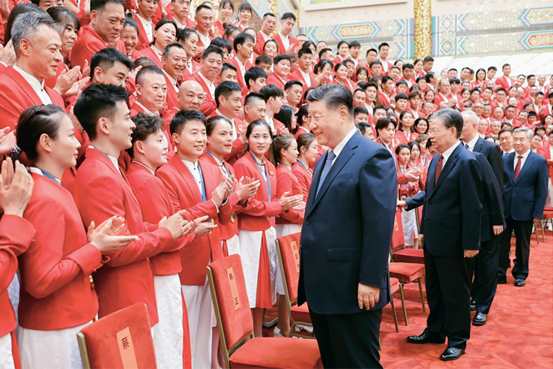 2024年8月20日，黨和國家領(lǐng)導(dǎo)人習(xí)近平、趙樂際、王滬寧、蔡奇、李希、韓正等在人民大會(huì)堂接見第33屆夏季奧林匹克運(yùn)動(dòng)會(huì)中國體育代表團(tuán)全體成員。 新華社記者 鞠鵬/攝
