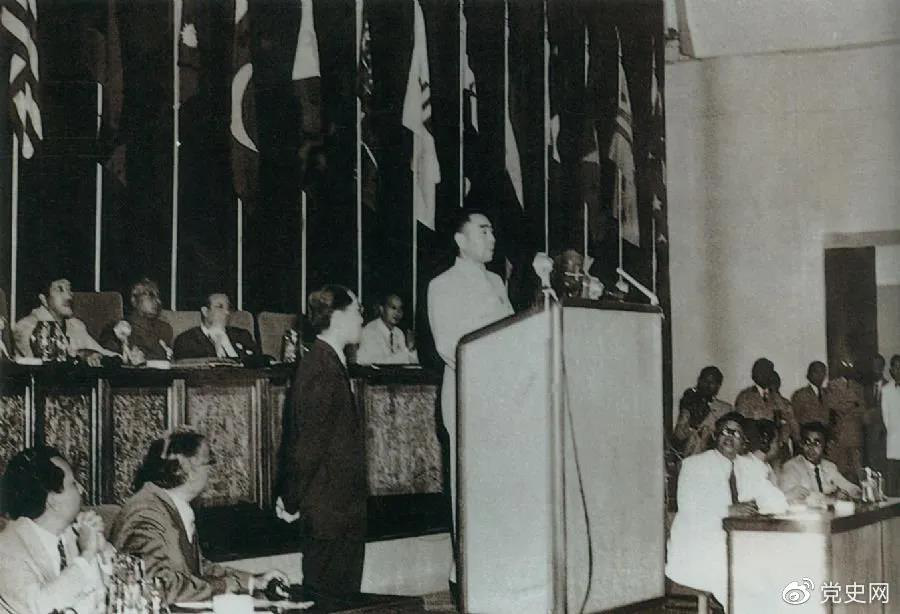 1955年4月18日，亞非會議在萬隆開幕。圖為19日周恩來在會議上發(fā)言。