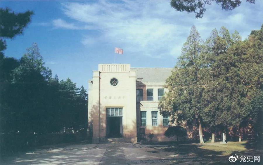 楊家?guī)X革命舊址，位于延安城西北約3公里，是中共中央1938年11月至1947年3月的所在地。