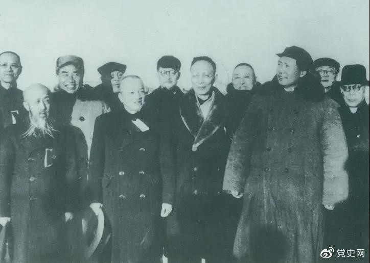 1949年3月，各界人士代表在北京西苑機(jī)場(chǎng)同毛澤東、朱德等留影。