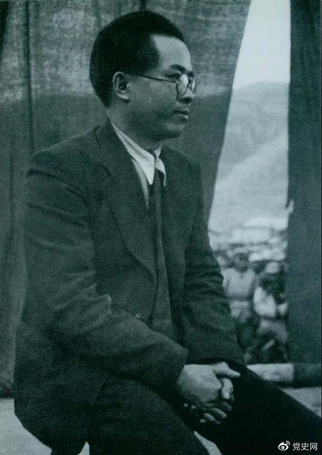 1940年3月26日，任弼時結(jié)束中共駐共產(chǎn)國際代表的工作回到延安。圖為他在歡迎大會上