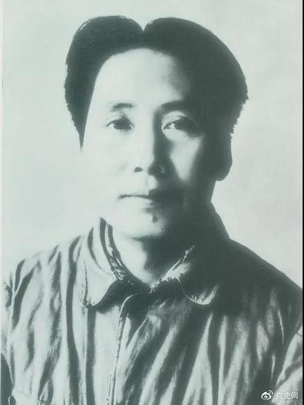 1940年3月11日  毛澤東在黨的高級干部會議上作題為《目前抗日統一戰(zhàn)線中的策略問題》的報告。