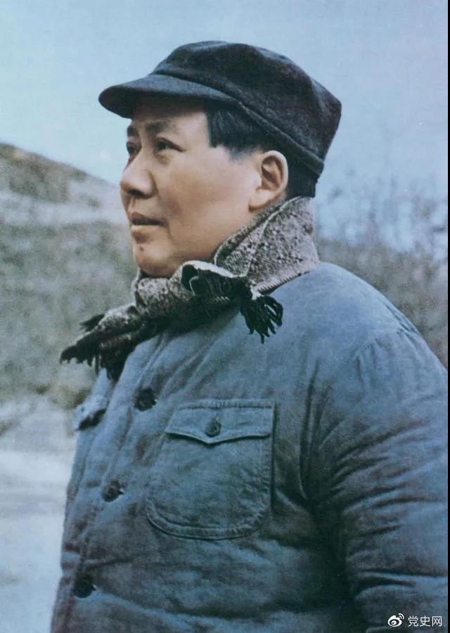　　1947年3月18日，中共中央機(jī)關(guān)主動(dòng)撤離延安。毛澤東和周恩來(lái)、任弼時(shí)等繼續(xù)留在陜北，指揮全國(guó)人民解放戰(zhàn)爭(zhēng)。這是轉(zhuǎn)戰(zhàn)陜北前夕的毛澤東。