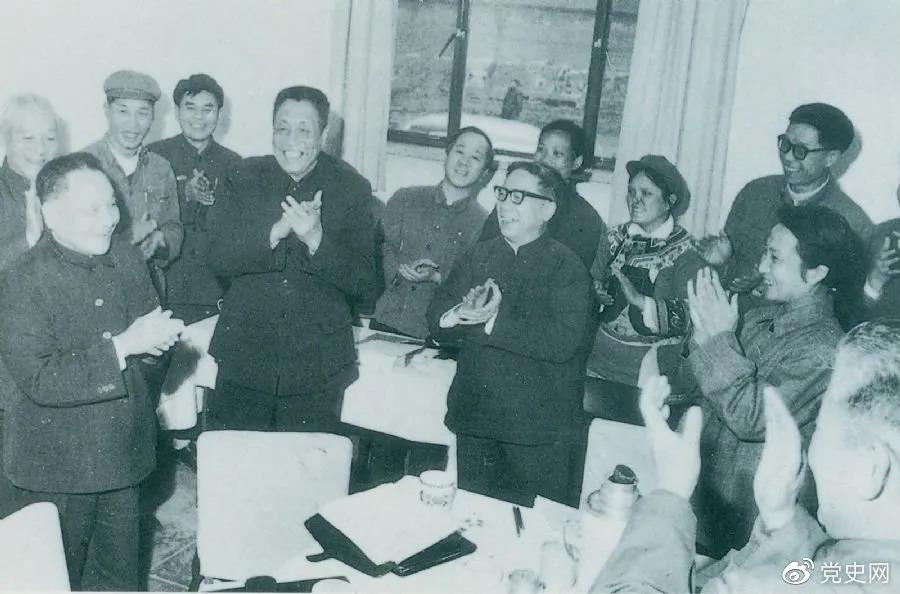 1978年3月2日，鄧小平到五屆全國(guó)人大一次會(huì)議云南和四川省代表團(tuán)看望代表們。