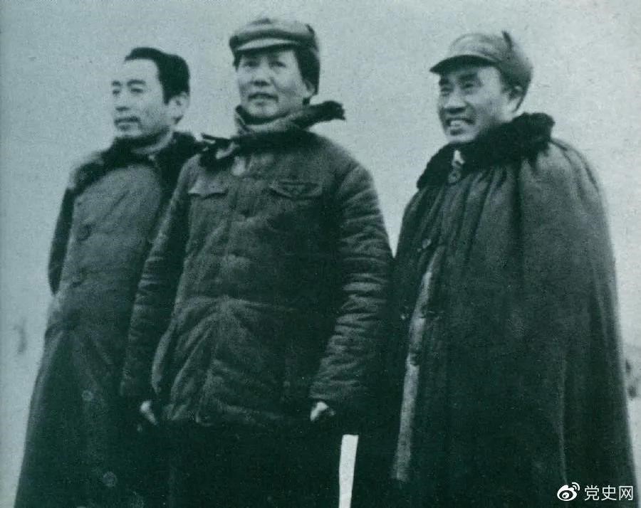 1946年3月4日，毛澤東和朱德、周恩來在延安機場。