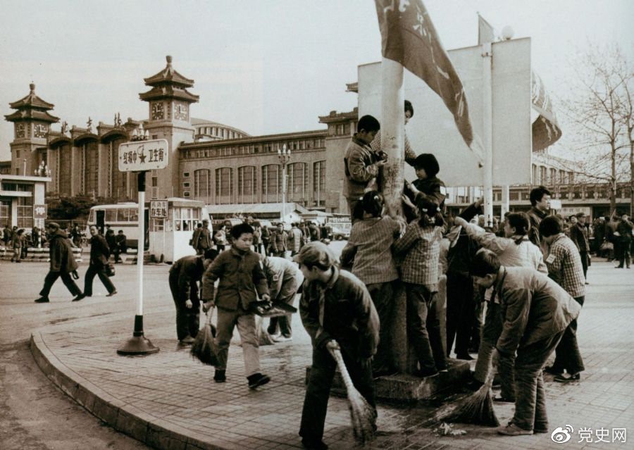 　　1981年2月25日，全國總工會等九個單位發(fā)出倡議，開展“五講四美”文明禮貌活動。圖為北京鐵路一小的少先隊員在北京站西街打掃衛(wèi)生。