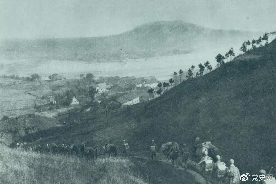 1945年4月6日，太行部隊(duì)等向白晉、同蒲沿線上的日軍展開(kāi)攻擊。這是八路軍向祁縣開(kāi)進(jìn)。