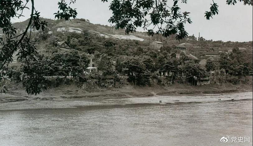 1935年3月16日至17日，紅一方面軍三渡赤水的渡口之一——茅臺渡口。
