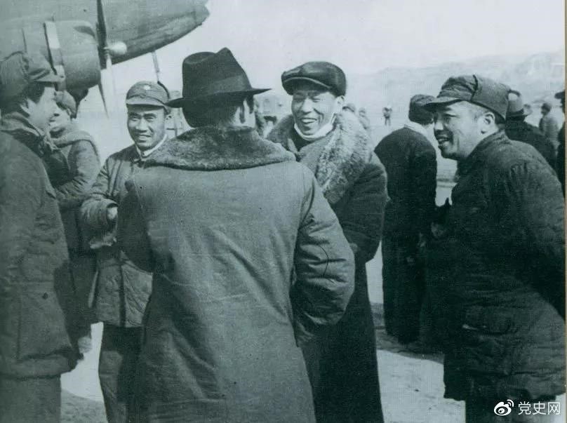 1946年2月19日，毛澤東等在延安機場迎接從重慶回延安匯報工作的周恩來。