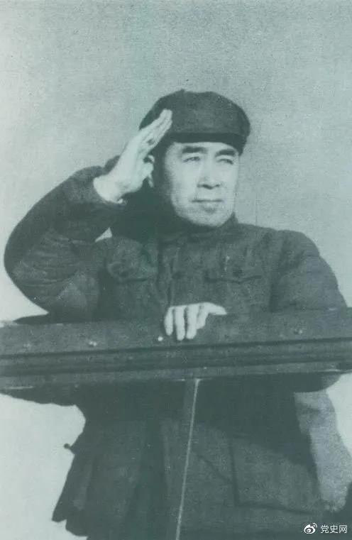 1949年3月，中共中央進(jìn)入北平。圖為周恩來在北平機(jī)場檢閱部隊(duì)。