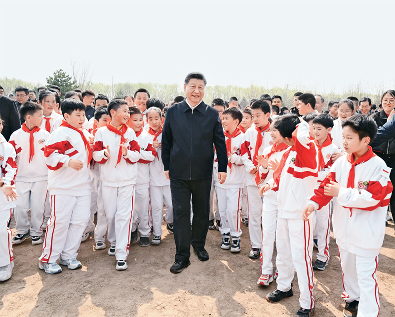 2024年4月3日，黨和國家領(lǐng)導(dǎo)人習(xí)近平、李強(qiáng)、趙樂際、王滬寧、蔡奇、丁薛祥、李希、韓正等來到北京市通州區(qū)潞城鎮(zhèn)參加首都義務(wù)植樹活動(dòng)。這是習(xí)近平同少先隊(duì)員在一起。 新華社記者 李學(xué)仁/攝