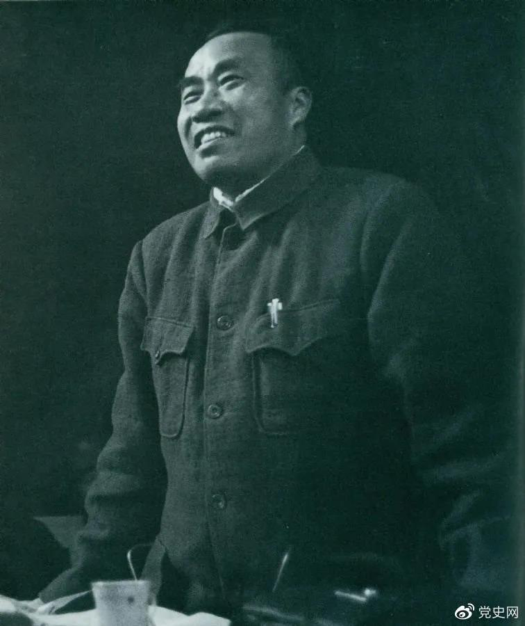 1945年4月25日，朱德在中國(guó)共產(chǎn)黨第七次全國(guó)代表大會(huì)上作題為《論解放區(qū)戰(zhàn)場(chǎng)》的軍事報(bào)告。