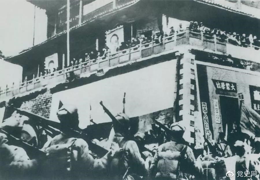 1950年2月20日，人民解放軍進(jìn)駐昆明。