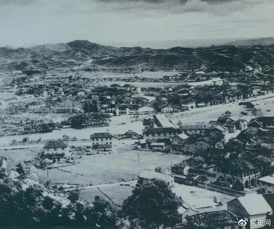 1928年4月，朱德率領(lǐng)南昌起義余部到達(dá)井岡山，與毛澤東領(lǐng)導(dǎo)的部隊(duì)勝利會(huì)師。圖為會(huì)師地點(diǎn)礱市全景。