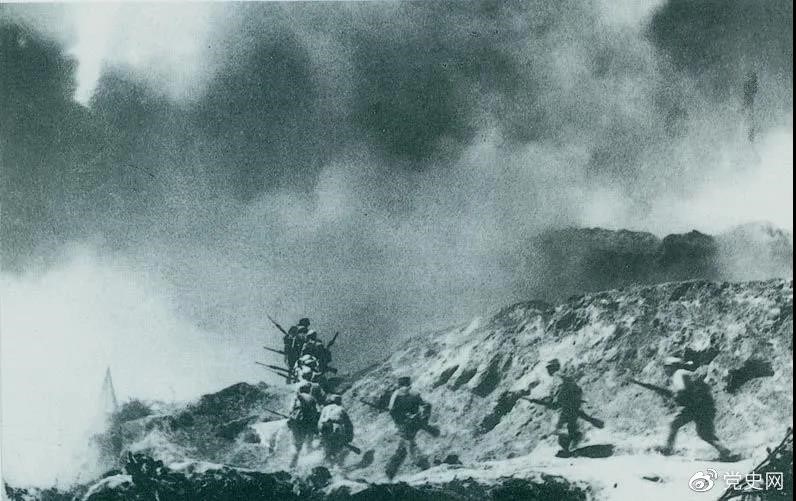 　　1948年2月28日至3月3日，西北野戰(zhàn)軍發(fā)起宜川戰(zhàn)役，殲滅國(guó)民黨軍2.9萬(wàn)余人，取得了轉(zhuǎn)入外線作戰(zhàn)后的第一個(gè)大勝利。圖為部隊(duì)攻占瓦子街。 