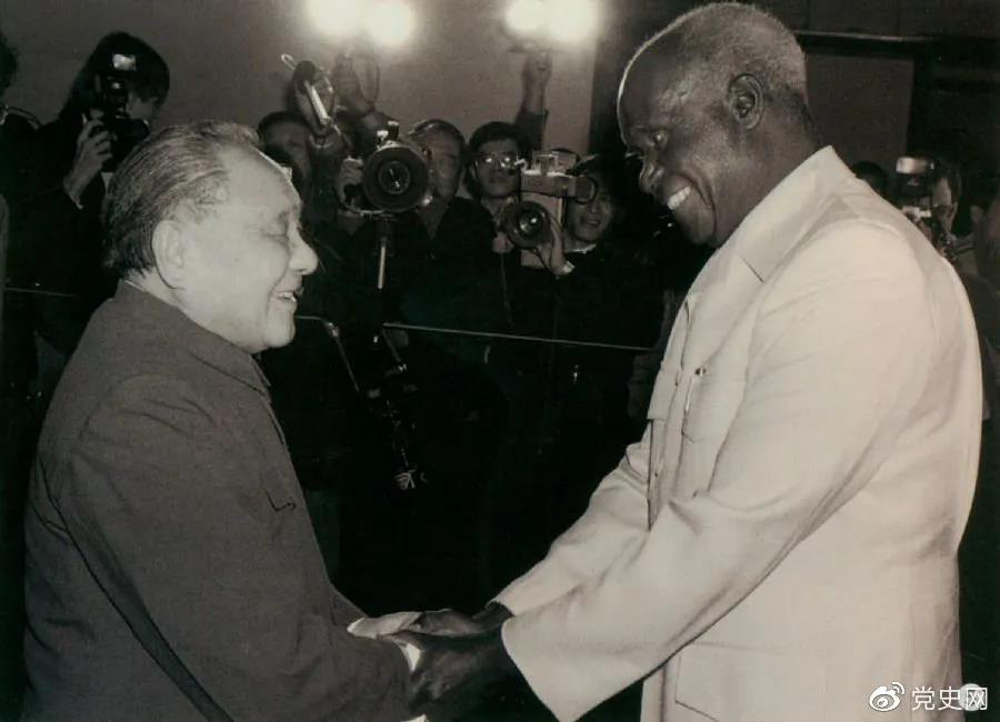 1988年3月1日，鄧小平在北京會(huì)見贊比亞總統(tǒng)肯尼斯·戴維·卡翁達(dá)。
