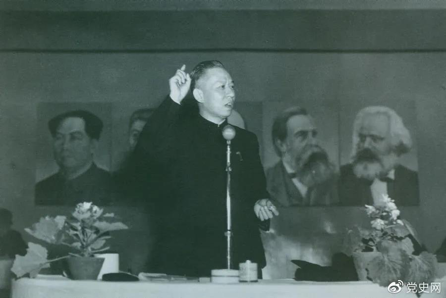 1951年3月28日，劉少奇在第一次全國組織工作會(huì)議上作報(bào)告。