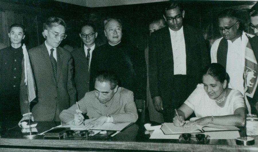 　　1964年2月26日至29日，周恩來訪問錫蘭（今斯里蘭卡）時，和總理西麗馬沃·班達拉奈克夫人簽署中錫聯(lián)合公報。